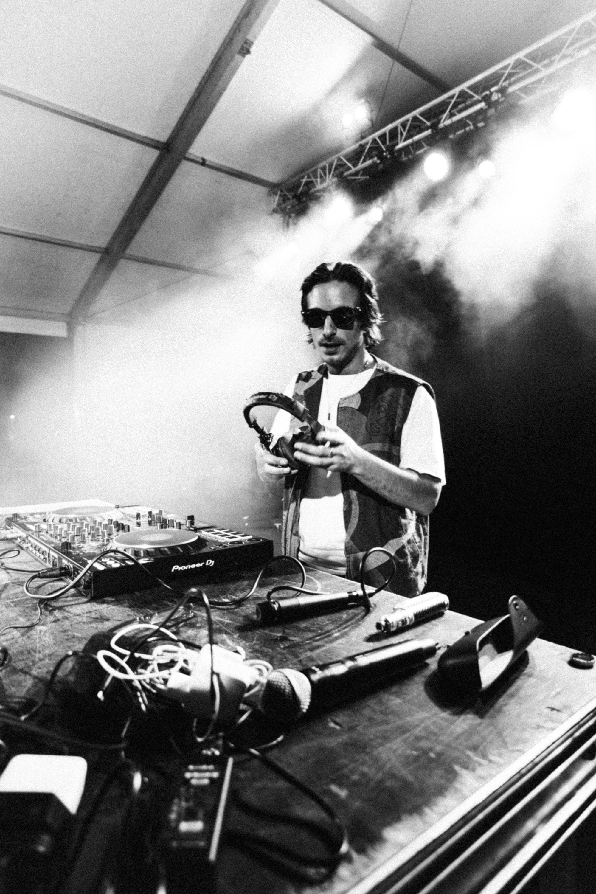 Dopa en festival, noir et blanc avec lunettes