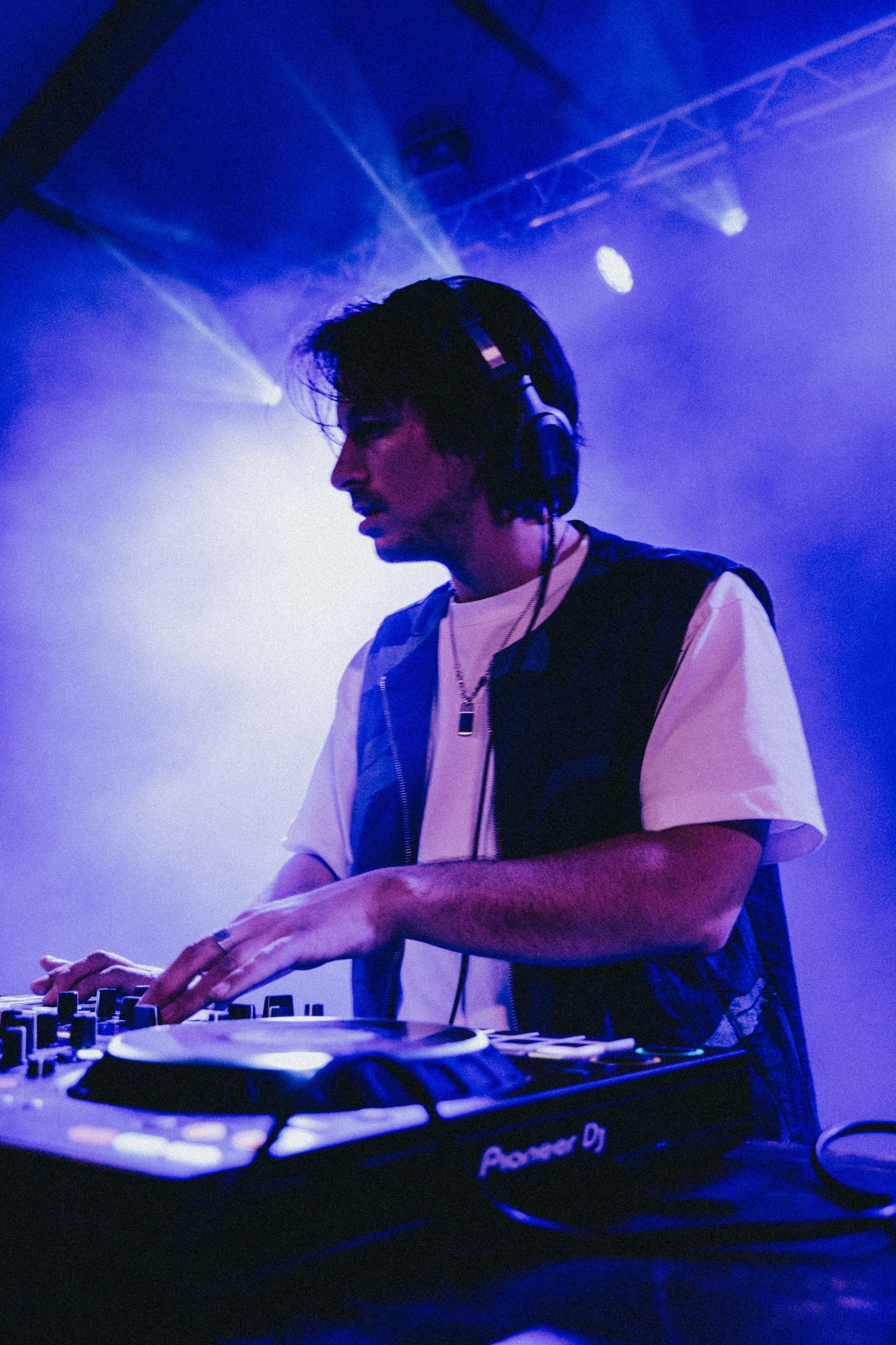 Dopa en club, profil sous lumière violette