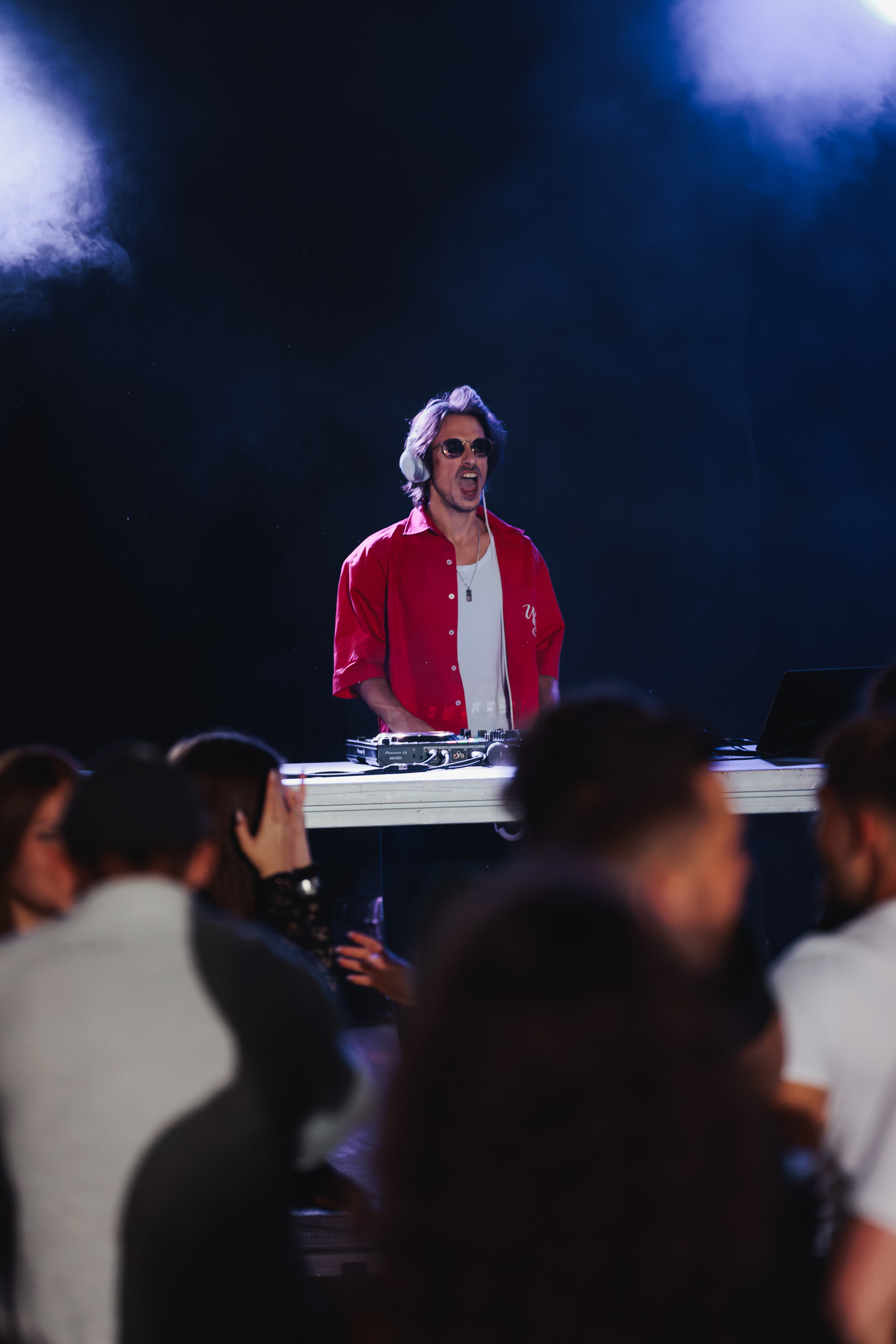 Dopa en live sur scène, chemise rouge, foule et fumée