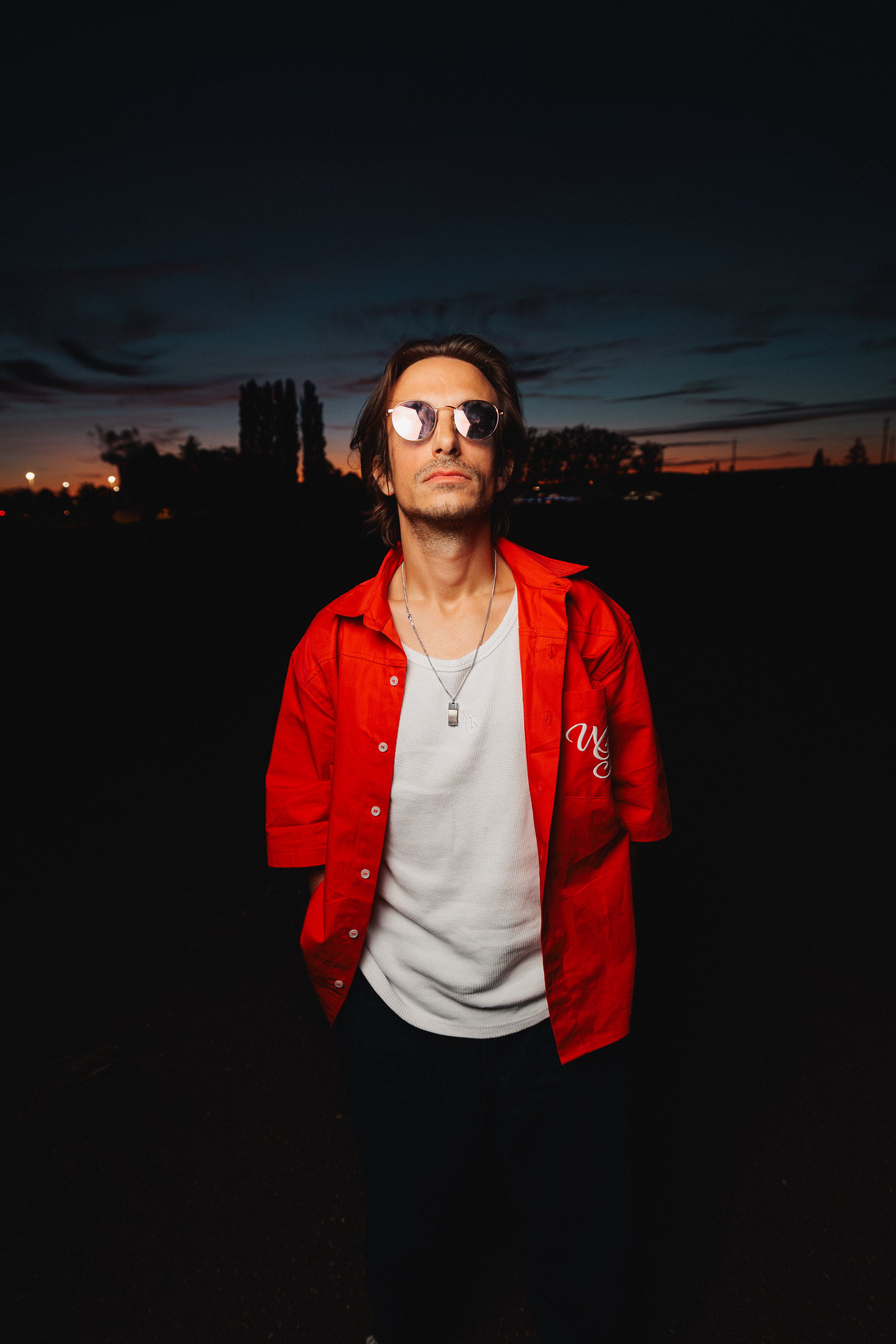 Portrait de Dopa au coucher du soleil, chemise rouge